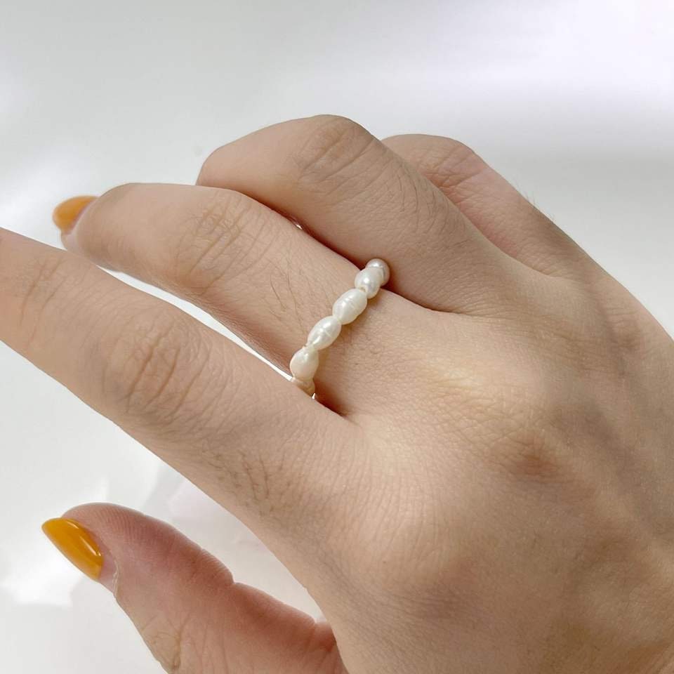 Freshwater Pearl Bead Elastic Ring, Stackable Ringlet, Layer Midi Band Decor, Gold Baroque Seed Jewelry, Promise Gift for Her, Unique Detail
