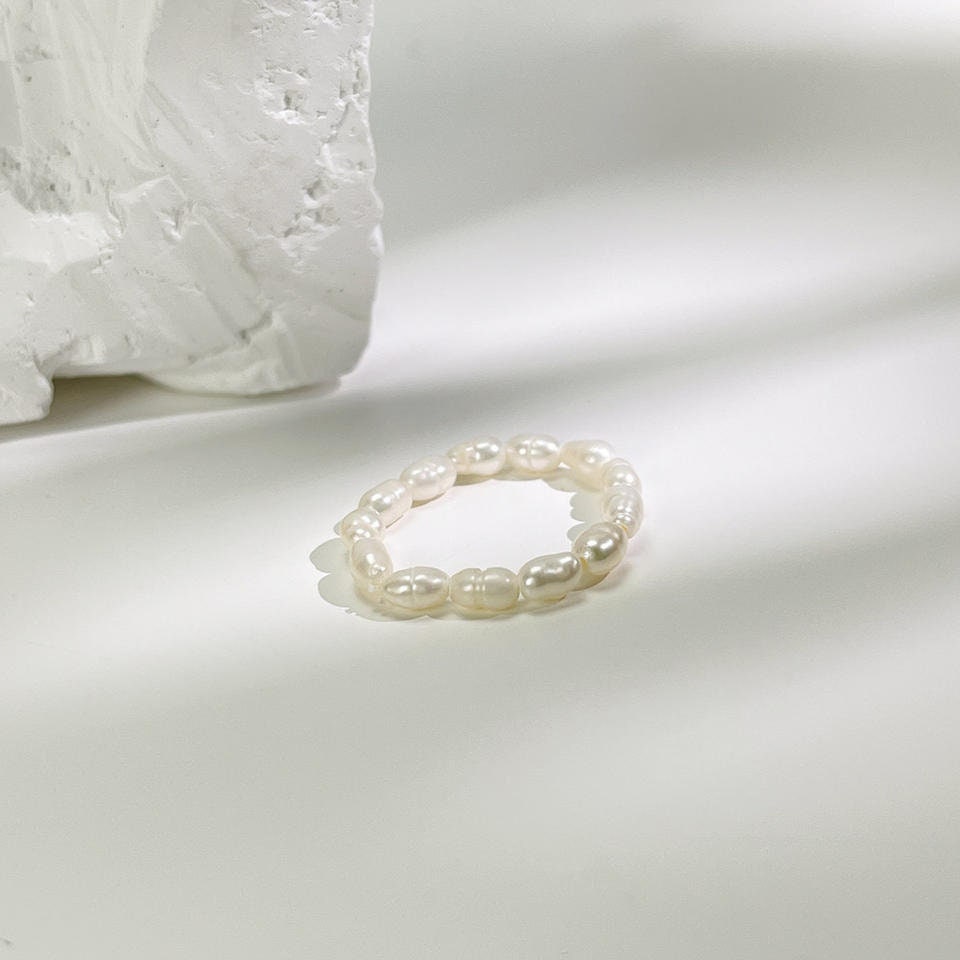 Freshwater Pearl Bead Elastic Ring, Stackable Ringlet, Layer Midi Band Decor, Gold Baroque Seed Jewelry, Promise Gift for Her, Unique Detail